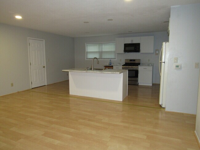 Building Photo - 3626 Oakwood Dr