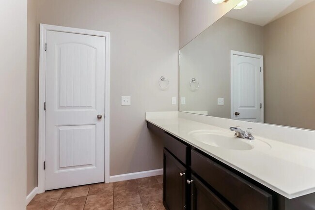 Foto del edificio - 4331 Silver Oaks Dr
