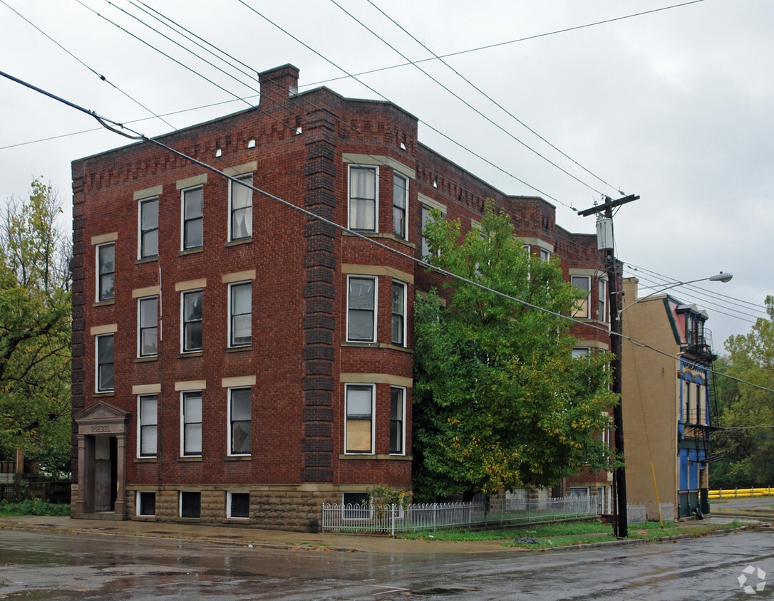 Primary Photo - 1863 Chase Ave