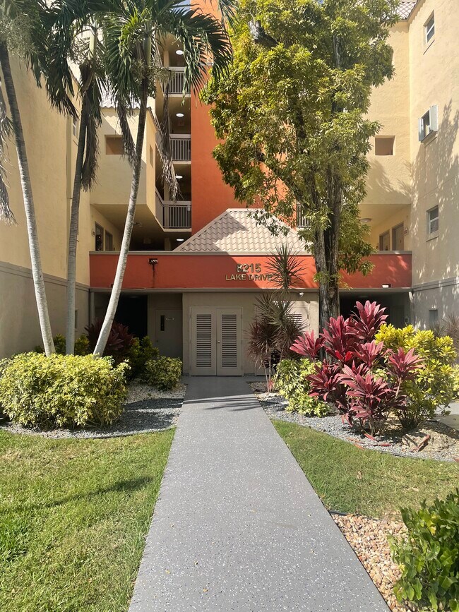 Foto del edificio - 8215 Lake Dr