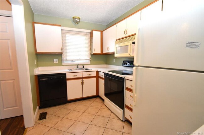 Building Photo - 126 Oak Ridge Dr