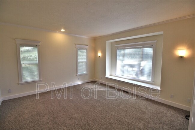 Building Photo - 85 S Linder Rd