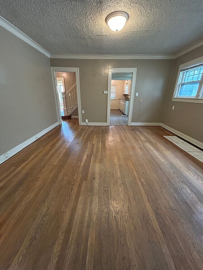 Foto del edificio - 3 BED 1.5 BATH HOME near UMKC! $1700.00!!!