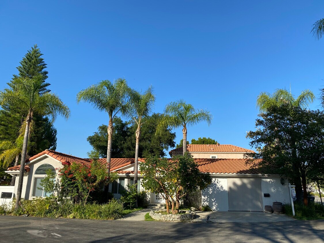 Main Entrance - 100 Pawnee Ln
