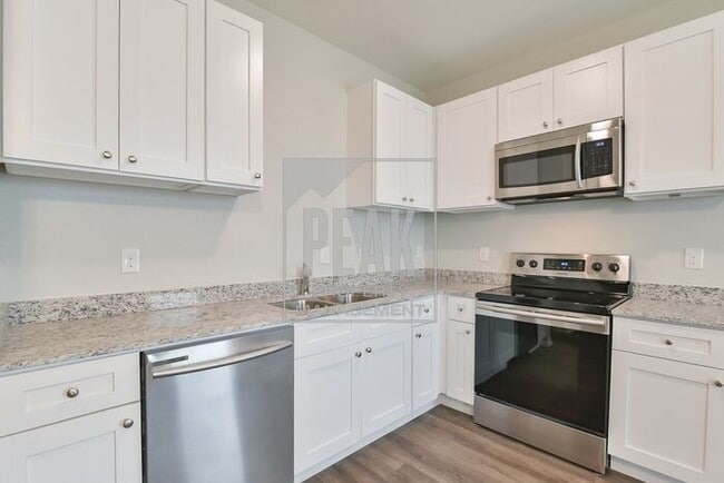 Building Photo - $1395! Stunning Fort Worth Duplex Available for Rent! Stainless Steel Fridge included!