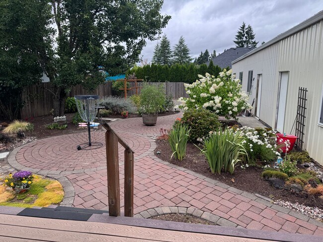 Building Photo - Large Lot Near Downtown Hillsboro