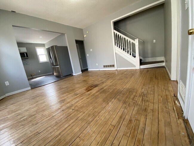 Building Photo - Amazing 4 Bedroom 1 Bath Home!!