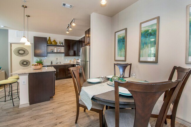 Foto del edificio - 13201 Legendary Dr