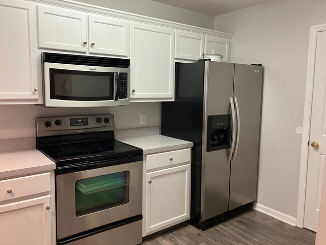 Foto del edificio - This is a 2 Bedroom, 2 Bathroom Completely...
