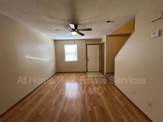 Foto del edificio - 1143 W Hall St