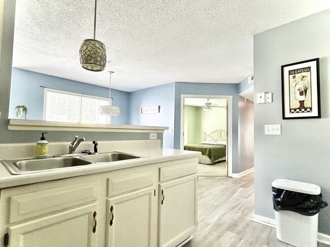 Foto del edificio - 412 Rivertree Ln