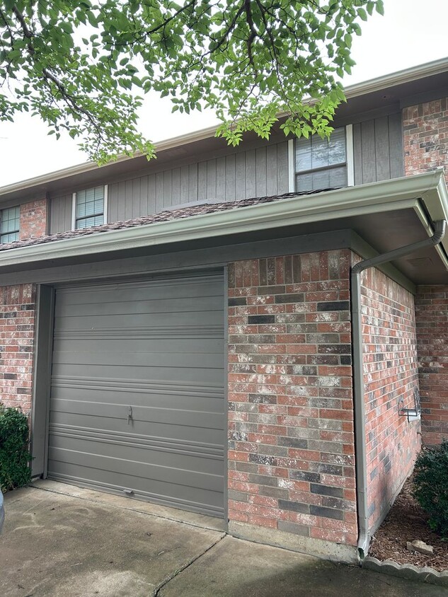 Foto principal - Beautiful 3 Bedroom, 2.5 Bathroom Townhome...
