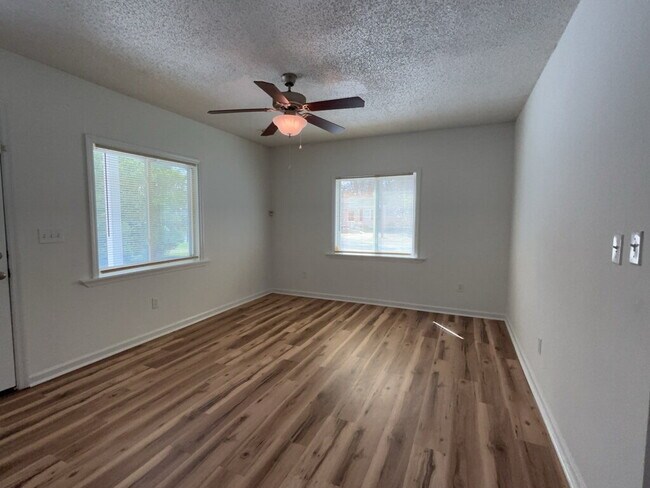 Building Photo - 227 Challedon Dr