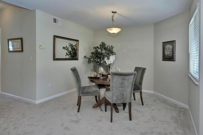 Foto del edificio - Spacious Remodeled Top Floor Condo, A/C, W...