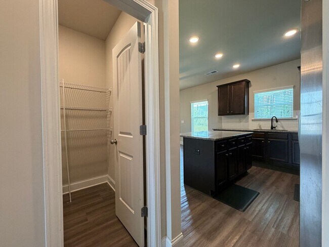 Building Photo - Spacious 4/2.5 House in Rydal- $3,395