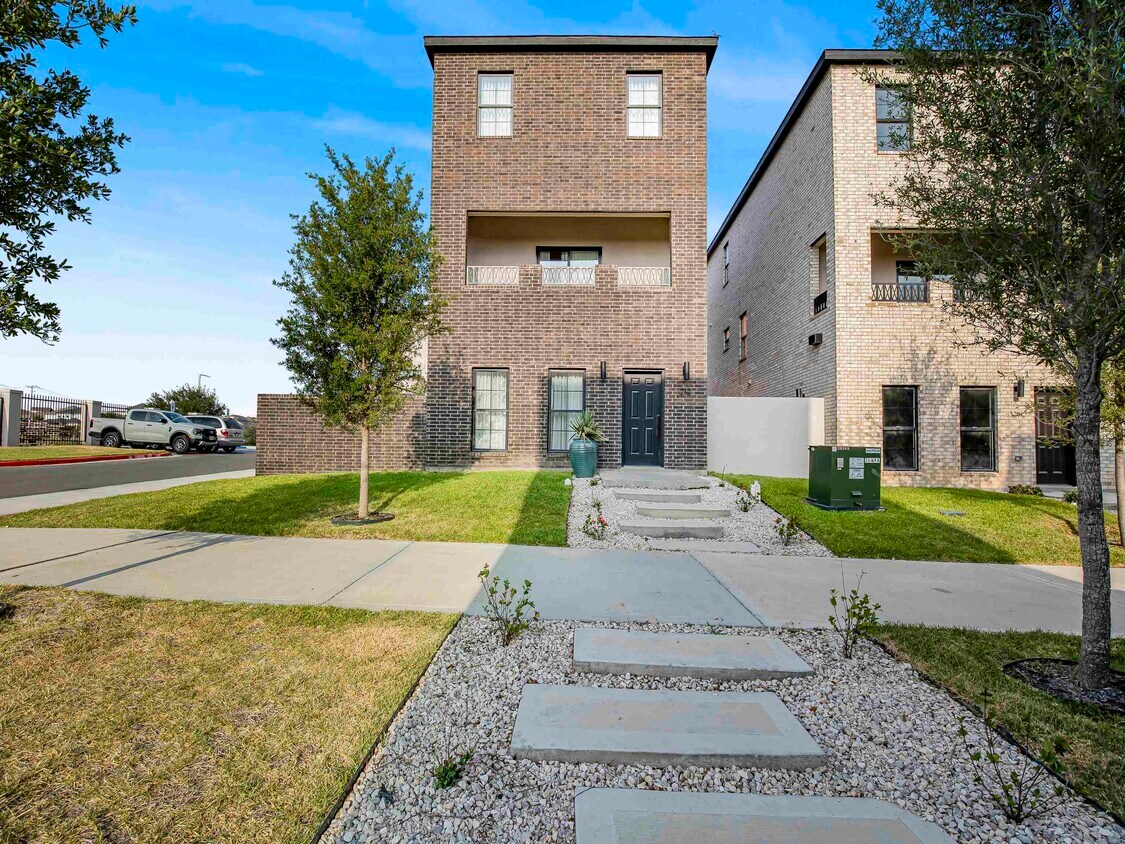 Primary Photo - 210 Veracruz Dr