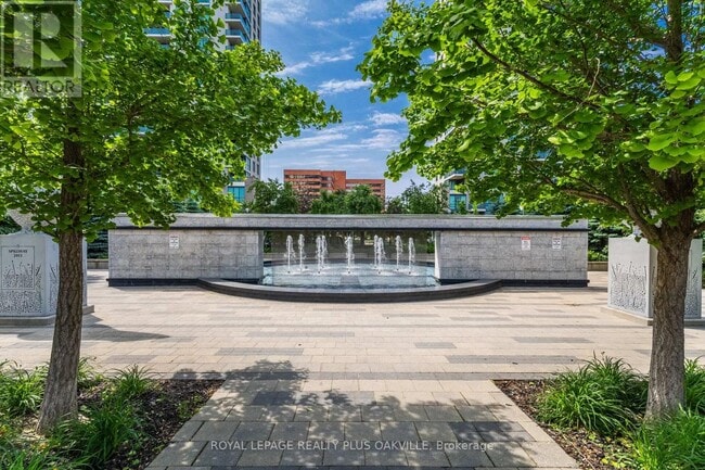 Photo du bâtiment - 215-2215 Sherway Gardens Rd