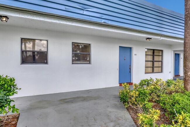 Foto del edificio - 4575 Lucerne Lakes Blvd W