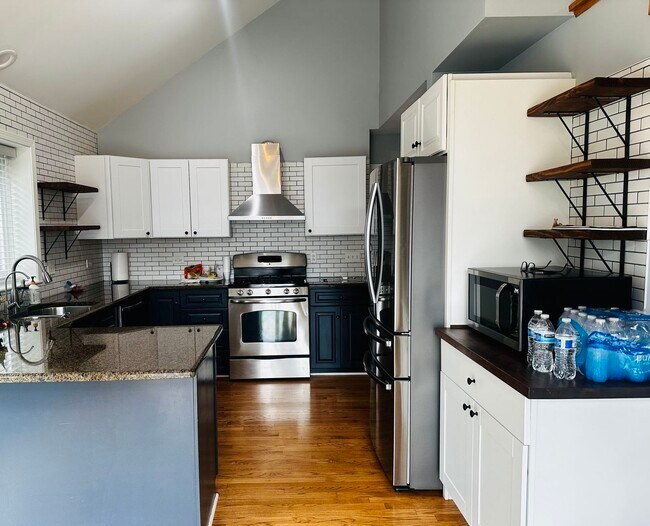 Building Photo - 1206 Shoreline Dr