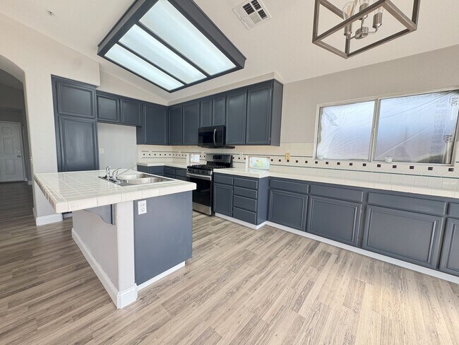 Foto del edificio - 4 Bedroom 2 Bathroom House Available Now I...