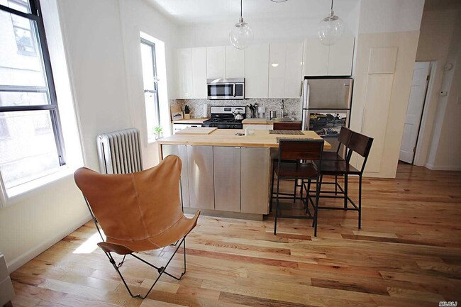 Building Photo - 590 Parkside Ave