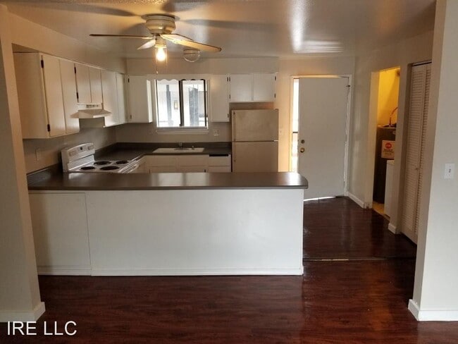 Building Photo - 3020 S Clinton Rd