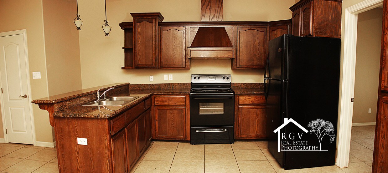 Primary Photo - 1405 W Fig Ave