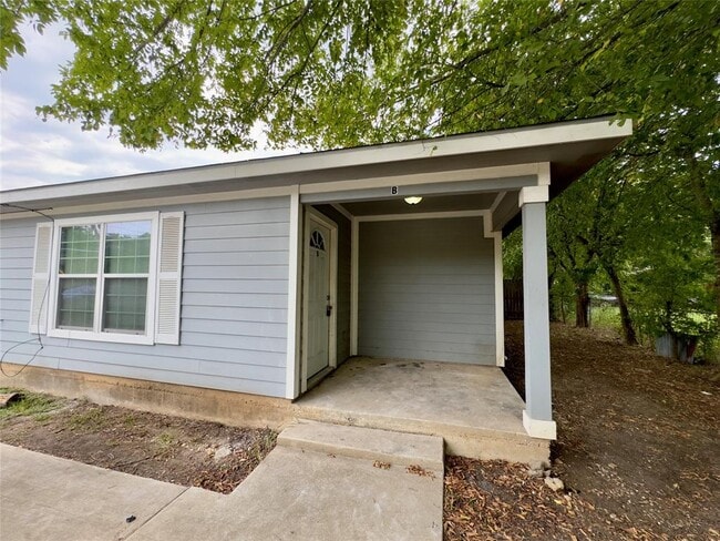 Building Photo - 709 San Saba St