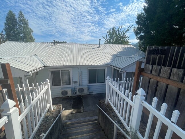 Building Photo - 205 NW Pine St