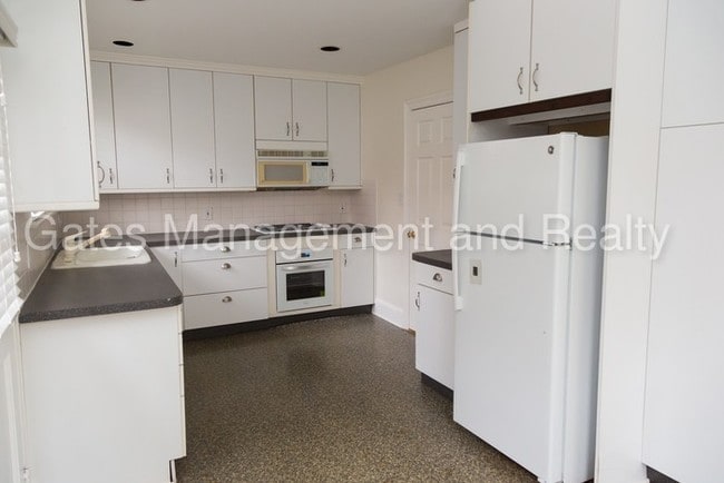 Building Photo - Lovely duplex in Historic Hillsborough