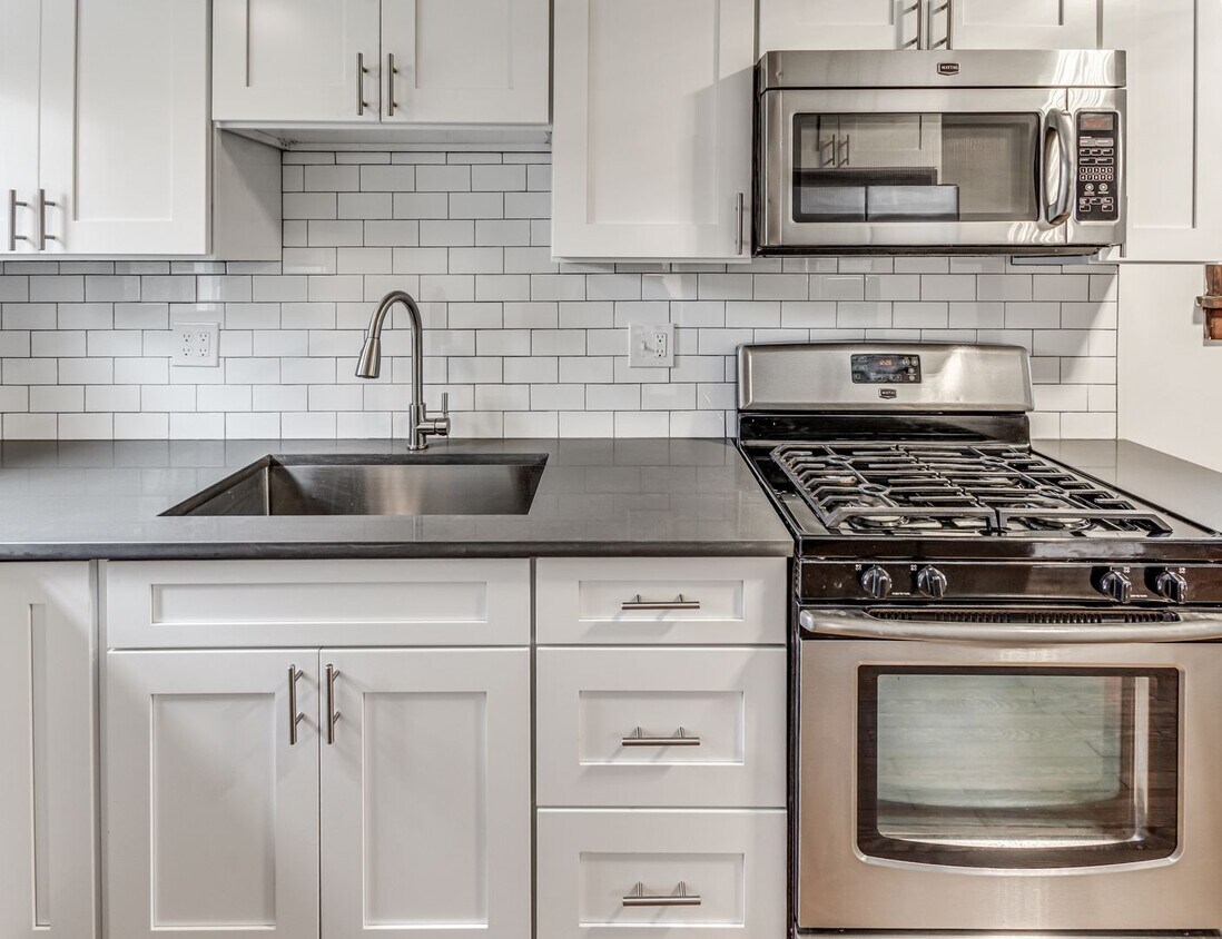 Primary Photo - Beautiful 3 bedroom / 1.5 bathroom house i...