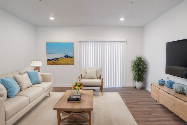 Building Photo - Gorgeous 3-Bed Fairfax Model Condo at Vist...