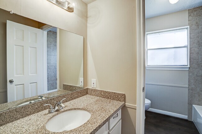 Foto del edificio - 14403 Roundstone Ln