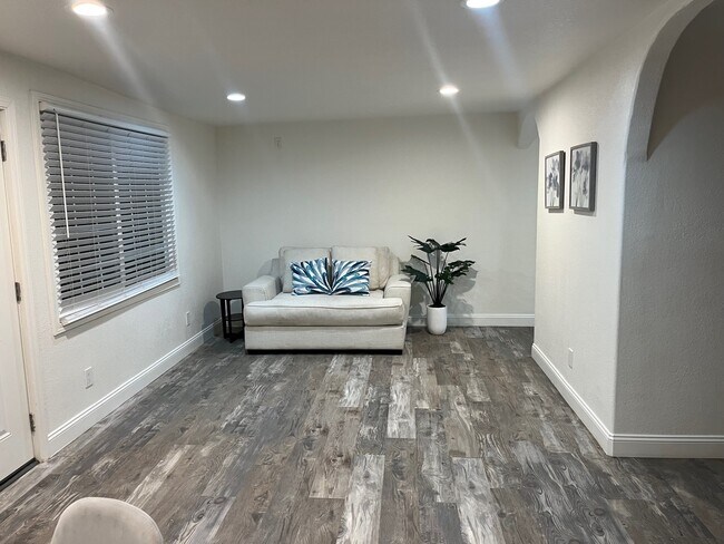 Foto del edificio - 13532 Wheeler Acres Rd