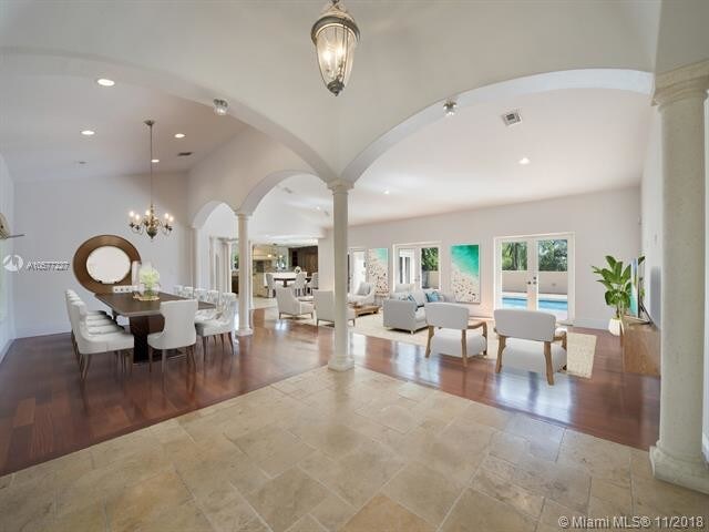 Foto del edificio - 12601 Old Cutler Rd