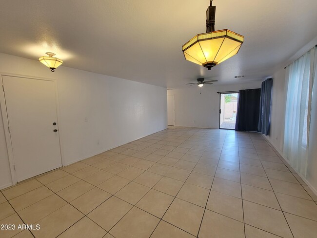 Foto del edificio - 2259 E Spruce Dr