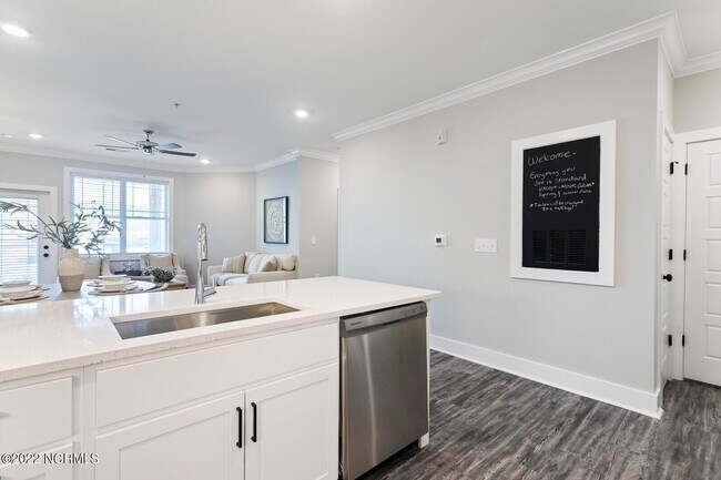 Building Photo - 395 S Crow Creek Dr