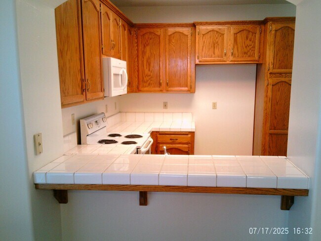 Foto del edificio - NORTHWEST CUTIE !  NEW PAINT AND FLOORING!!!