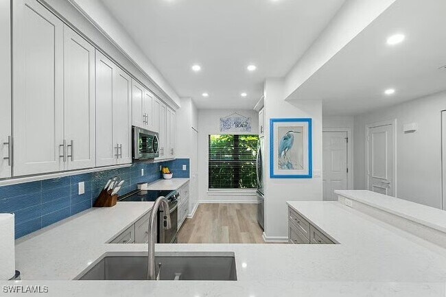 Building Photo - 310 La Peninsula Blvd