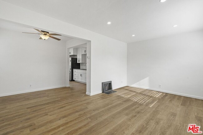 Foto del edificio - 1326 N Screenland Dr