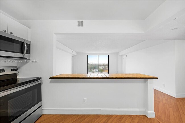 Building Photo - 13499 Biscayne Blvd