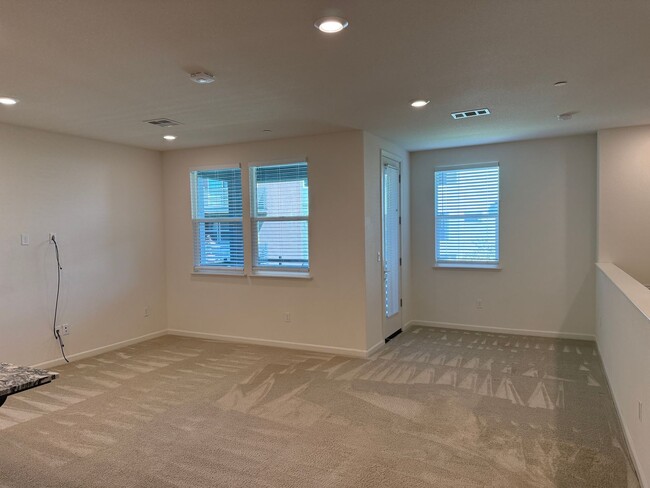 Building Photo - Executive Milpitas Townhome