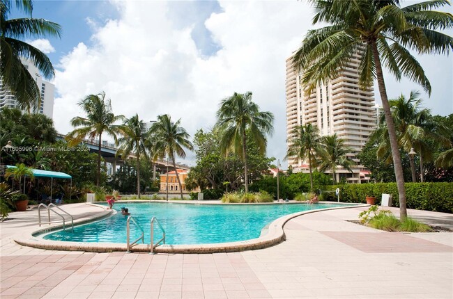 Foto del edificio - 19390 Collins Ave