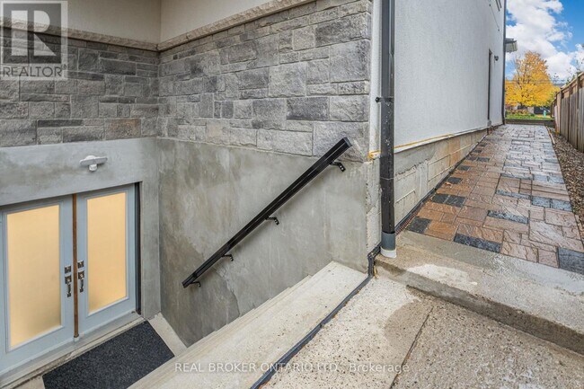 Building Photo - 330 Maple Ave