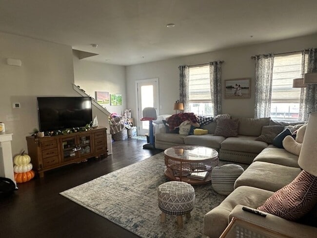 Foto del edificio - Unfurnished Three Bedroom Townhome with Mu...