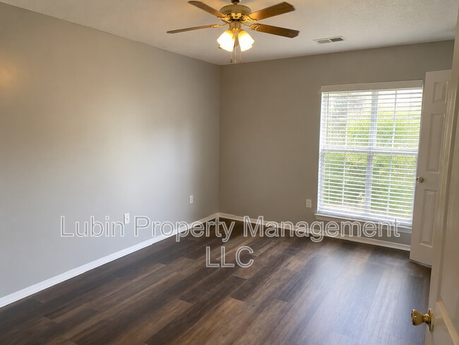 Foto del edificio - 10331 Oak Leaf Dr