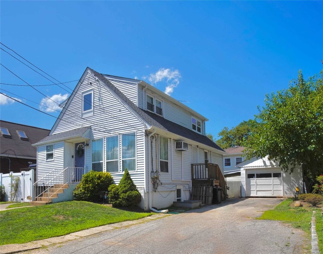 3 Pequot Ave, Port Washington, NY 11050 Room for Rent in Port