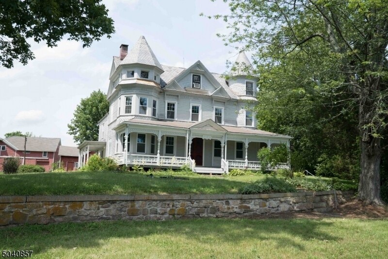Primary Photo - 168 E Main St