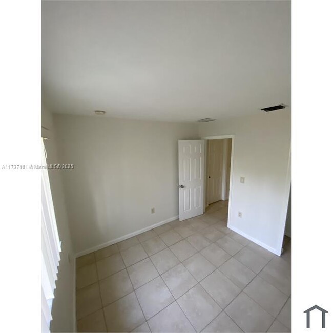 Foto del edificio - 1529 SE 24th Ct