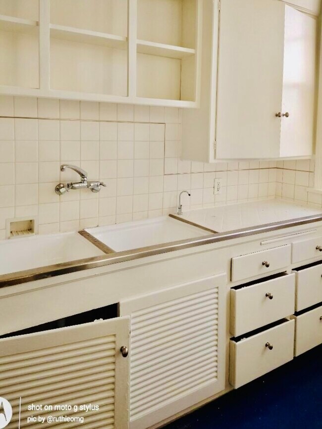 Kitchen Area - 359 N Sycamore Ave
